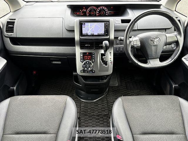 Toyota VOXY 2013-04 321373-1