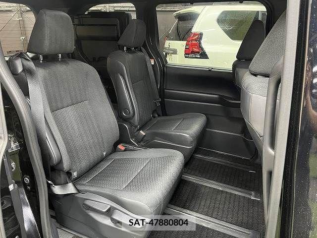 Toyota VOXY 2022-03 370396-9