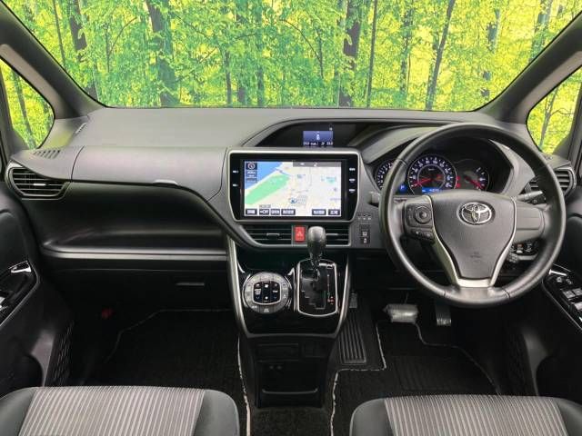 Toyota VOXY 2018-05 13325-1