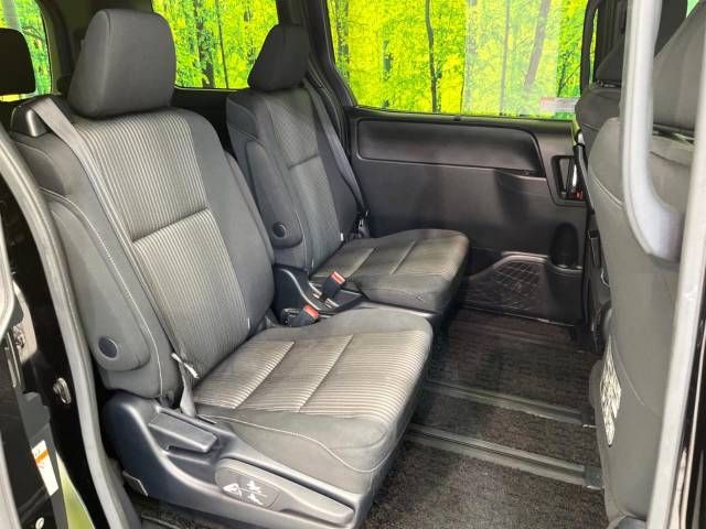 Toyota VOXY 2018-05 13325-9