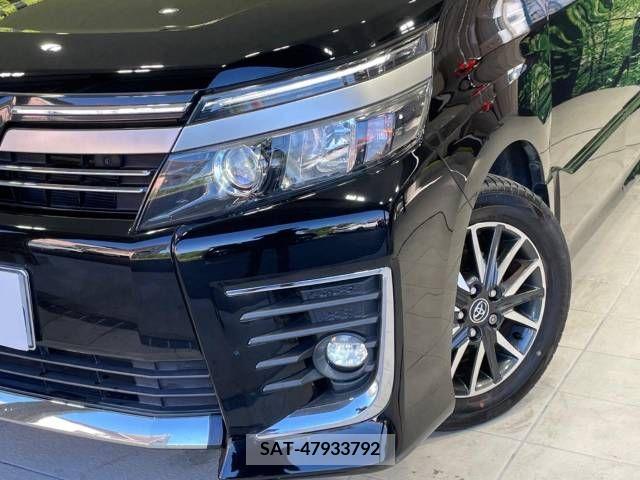Toyota VOXY 2017-02 370432-12