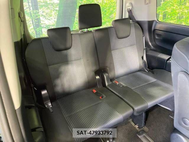 Toyota VOXY 2017-02 370432-9