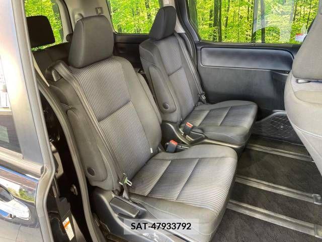 Toyota VOXY 2017-02 370432-8