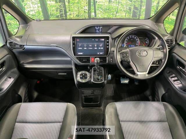 Toyota VOXY 2017-02 370432-1