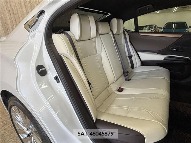 Lexus ES 2020-08 300402-6