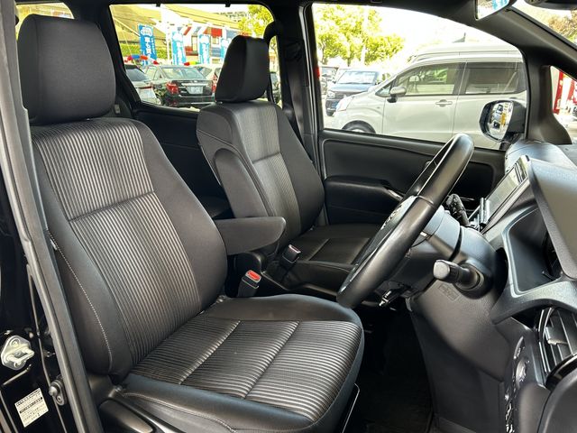 Toyota VOXY 2019-05 20737-11
