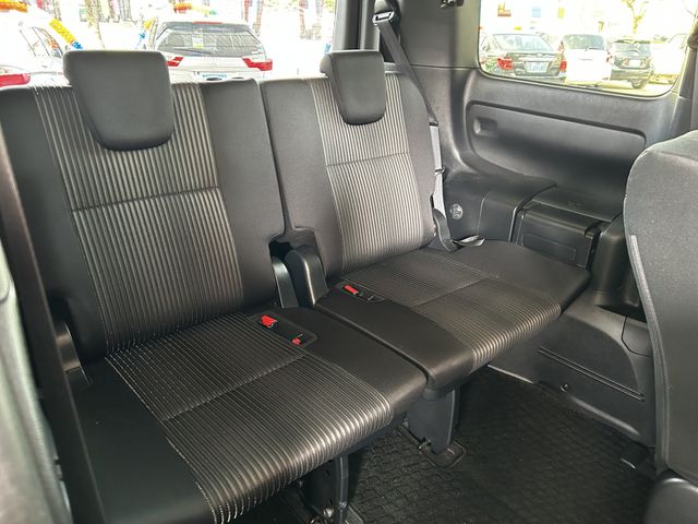 Toyota VOXY 2019-05 20737-13
