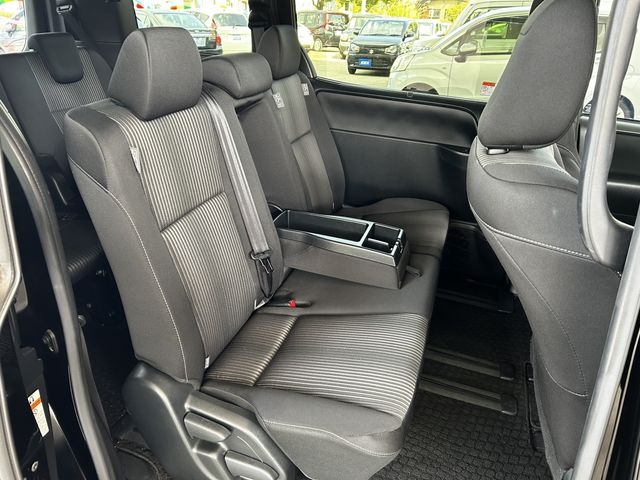 Toyota VOXY 2019-05 20737-12