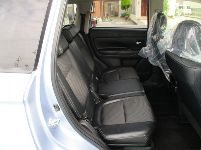 Mitsubishi OUTLANDER PHEV 2013-02 7453-6