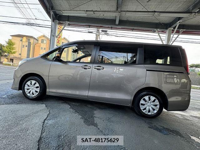 Toyota NOAH 2021-12 344458-8