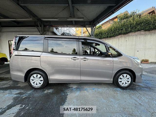 Toyota NOAH 2021-12 344458-7