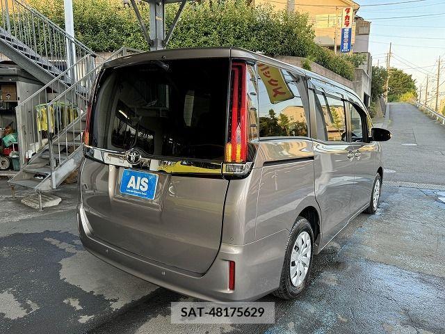 Toyota NOAH 2021-12 344458-5