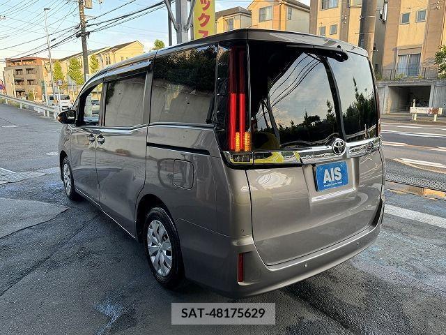 Toyota NOAH 2021-12 344458-2