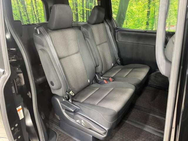 Toyota VOXY 2017-09 17864-9