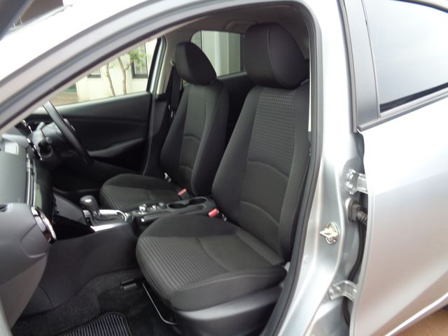 Mazda DEMIO 2017-04 12275-10