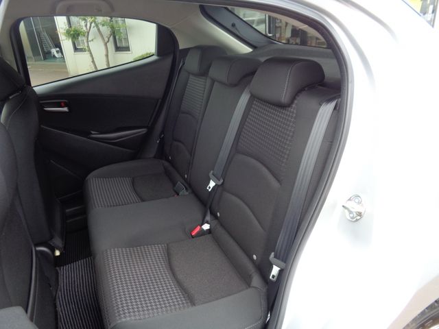 Mazda DEMIO 2017-04 12275-9