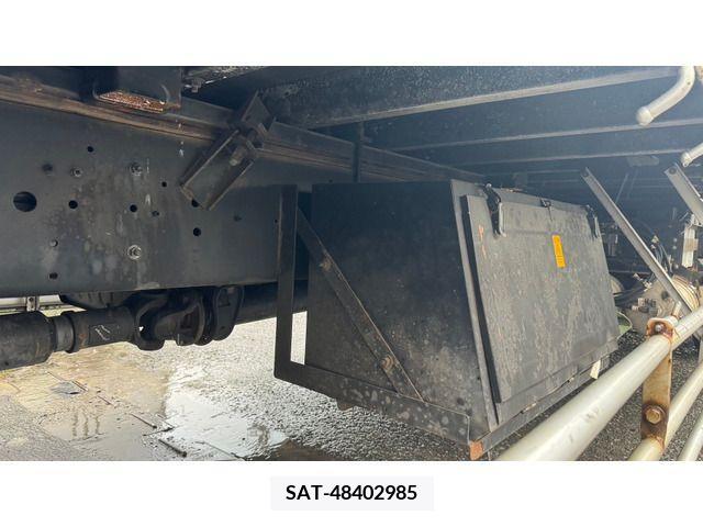 Nissan QUON 2014-06 388633-15