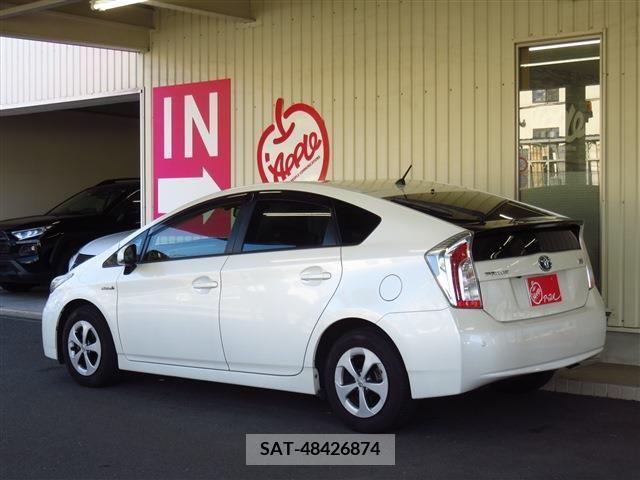 Toyota PRIUS 2013-10 385185-1