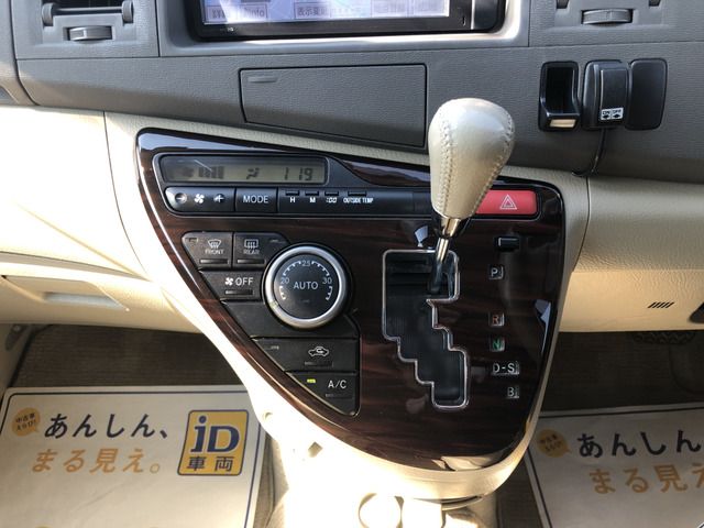Toyota ISIS 2013-07 20891-9