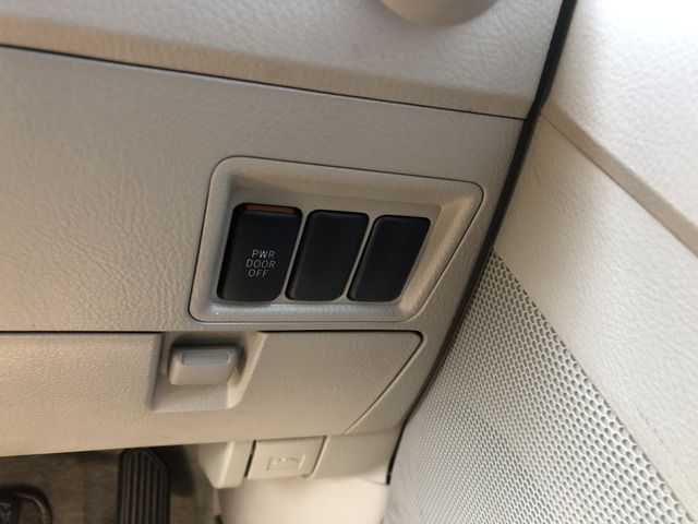 Toyota ISIS 2013-07 20891-7
