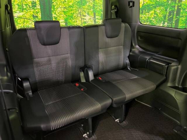 Toyota VOXY 2017-07 15589-10