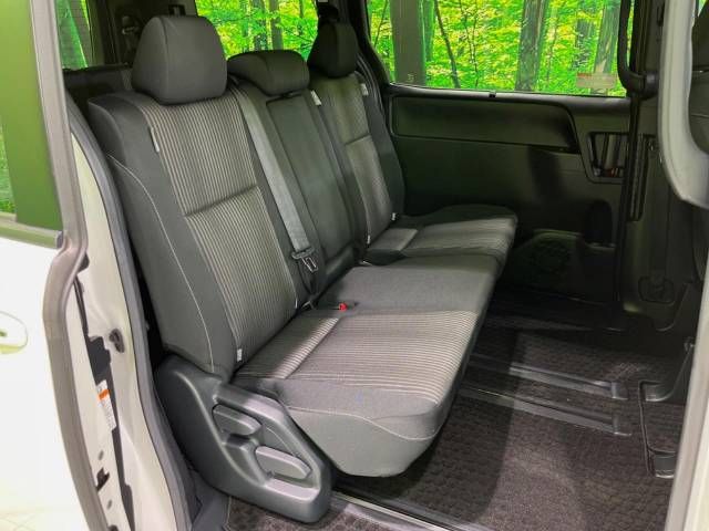 Toyota VOXY 2017-07 15589-9