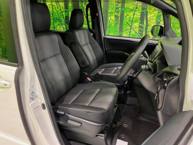 Toyota VOXY 2017-07 15589-8