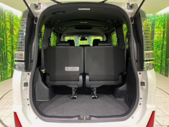 Toyota VOXY 2017-07 15589-11