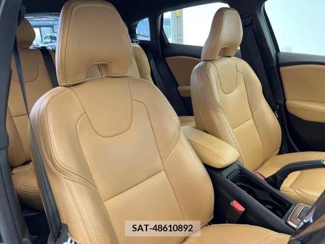 Volvo V40 2018-06 381456-11