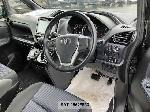 Toyota VOXY 2017-03 246686-1