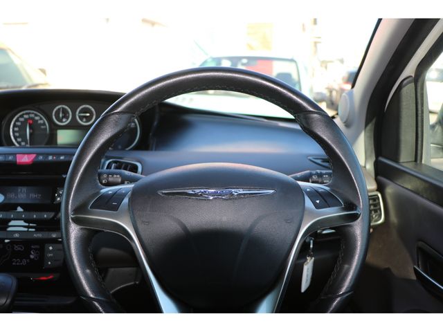 Chrysler YPSILON 2013-06 13462-1