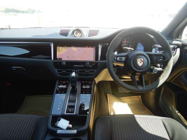 Porsche MACAN 2023-06 23362-1