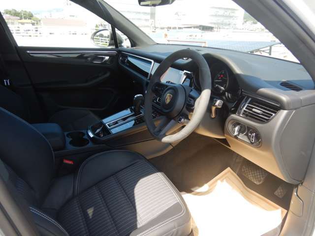 Porsche MACAN 2023-06 23362-12
