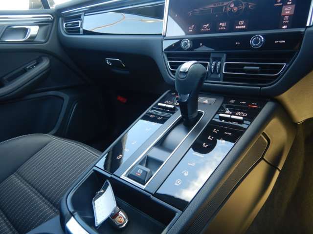Porsche MACAN 2023-06 23362-16