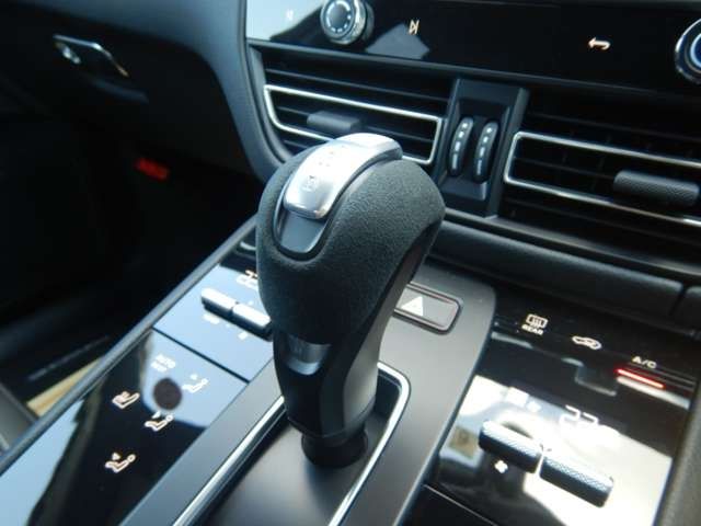 Porsche MACAN 2023-06 23362-19