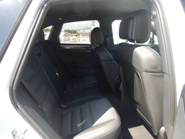 Porsche MACAN 2023-06 23362-25