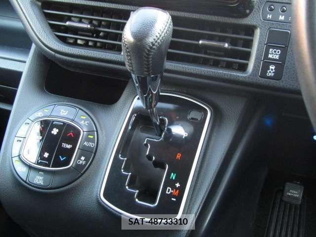 Toyota VOXY 2015-08 215697-12