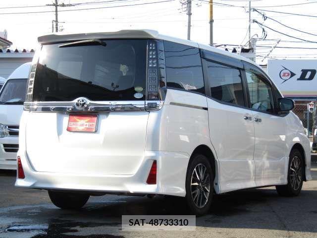 Toyota VOXY 2015-08 215697-3