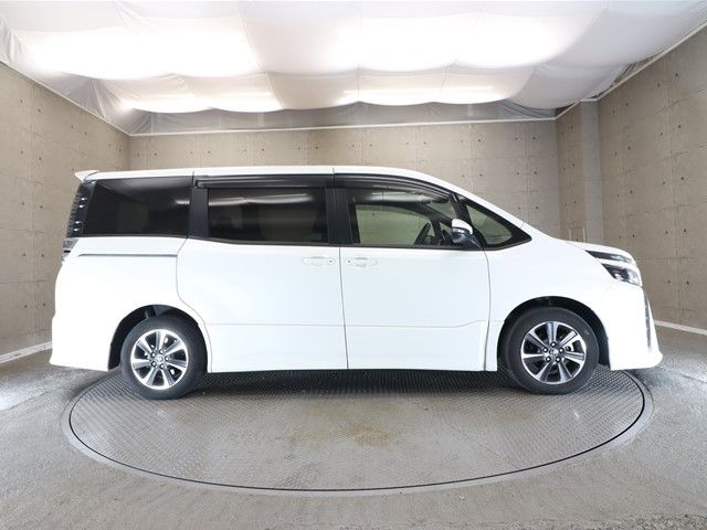 Toyota VOXY 2021-03 28272-22