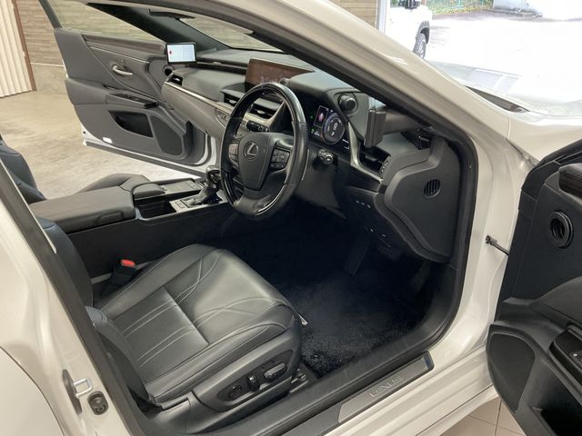 Lexus ES 2019-06 10933-1