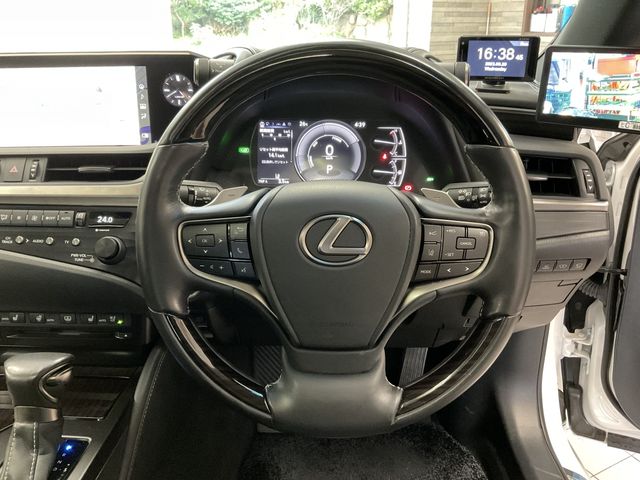 Lexus ES 2019-06 10933-2