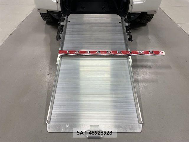 Toyota RACTIS 2012-12 313648-1