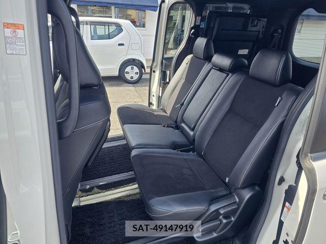 Toyota NOAH 2018-01 255328-7