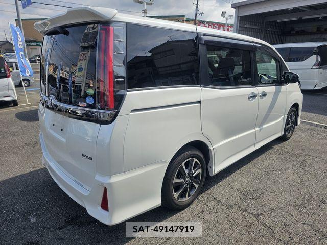 Toyota NOAH 2018-01 255328-1
