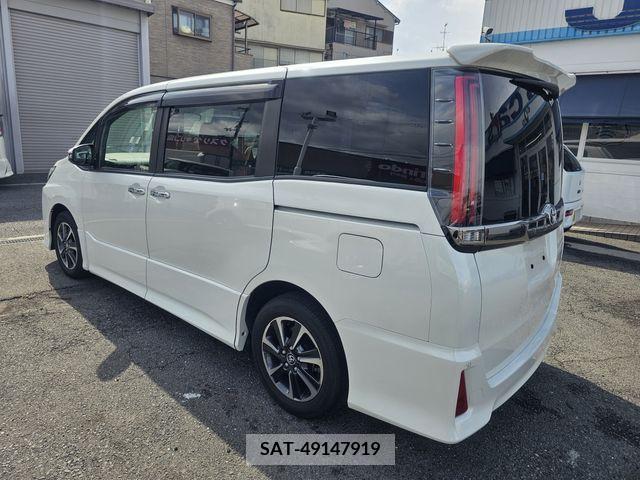 Toyota NOAH 2018-01 255328-2