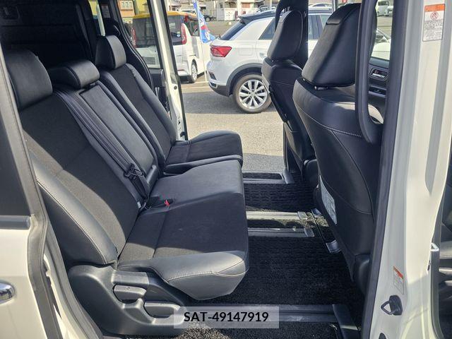 Toyota NOAH 2018-01 255328-6