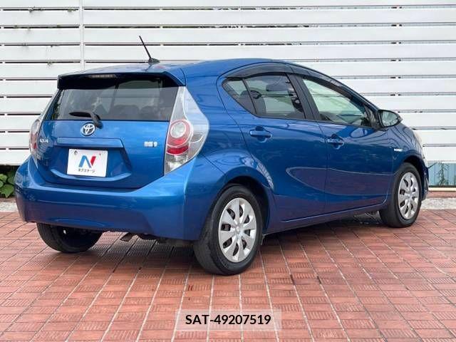 Toyota AQUA 2013-06 389352-17