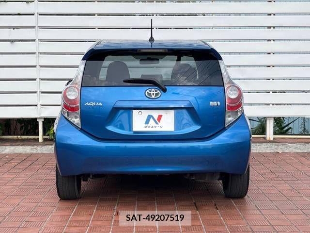 Toyota AQUA 2013-06 389352-15