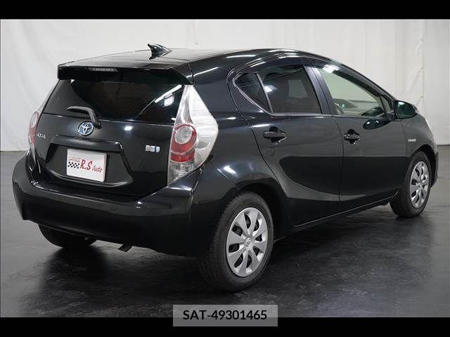 Toyota AQUA 2012-10 313958-8