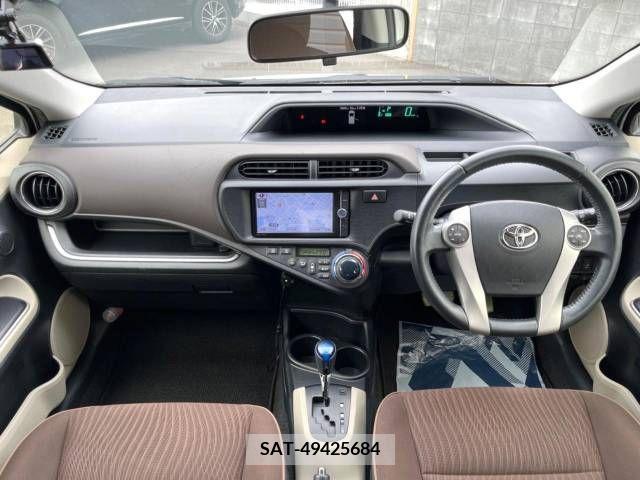 Toyota AQUA 2013-10 387092-1